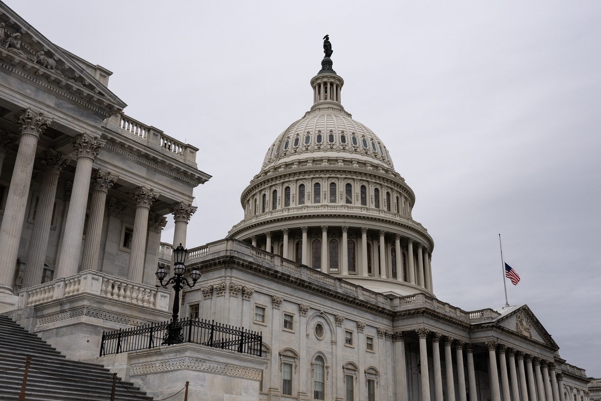 La deuda pública de EE.UU. experimentarán un aumento sostenido en la próxima década, de acuerdo a la Oficina Presupuestaria del Congreso.
