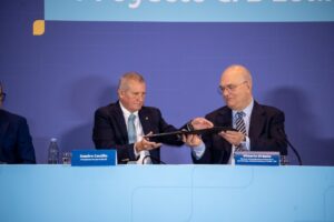 Ramiro Castillo Arévalo, presidente del Consejo de Administración del Banco Industrial, y Vittorio Di Bello, director de Instituciones Financieras para Europa, América Latina y el Caribe de la IFC, suscriben la alianza para estructurar un financiamiento de US$850 millones. (Foto Prensa Libre: Sergio Muñoz)