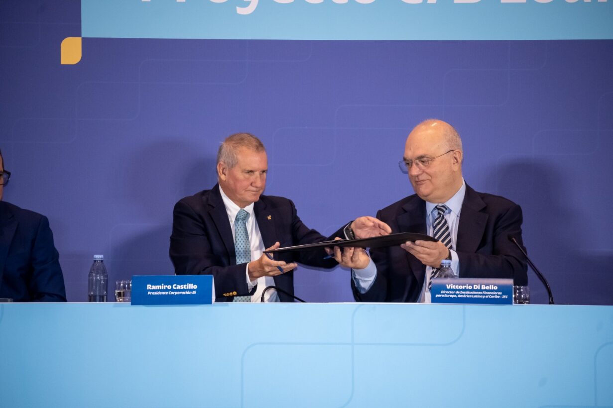 Ramiro Castillo Arévalo, presidente del Consejo de Administración del Banco Industrial, y Vittorio Di Bello, director de Instituciones Financieras para Europa, América Latina y el Caribe de la IFC, suscriben la alianza para estructurar un financiamiento de US$850 millones. (Foto Prensa Libre: Sergio Muñoz)