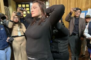 MP intenta secuestrar celulares de presidenta del CANG y la registra mientras daba declaraciones a la prensa