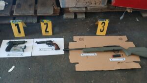 Un rifle y dos pistolas sin documentación legal fueron encontradas dentro de una caja proveniente de Estados Unidos con destino a Huehuetenango. Foto La Hora: PNC