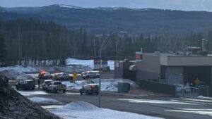 Agentes de la Policía Montada de Canadá aseguran el perímetro de la escuela secundaria de Tumbler Ridge, tras el tiroteo que dejó 10 muertos. (Foto Prensa Libre: Tomada de @theinformant_x)