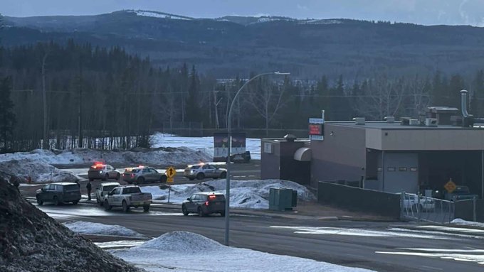 Agentes de la Policía Montada de Canadá aseguran el perímetro de la escuela secundaria de Tumbler Ridge, tras el tiroteo que dejó 10 muertos. (Foto Prensa Libre: Tomada de @theinformant_x)