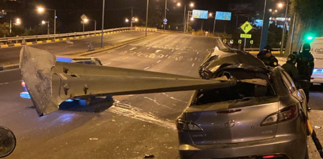 CARRO CHOCA CONTRA BARANDA. B. LOURDES