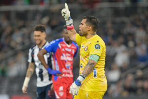 AME4279. GUADALUPE (MÉXICO), 11/02/2026.- Darío Silva de Xelajú reclama este miércoles, en un partido de la Copa de Campeones Concacaf entre Monterrey y Xelajú en el estadio BBVA en Guadalupe (México). EFE/ Miguel Sierra