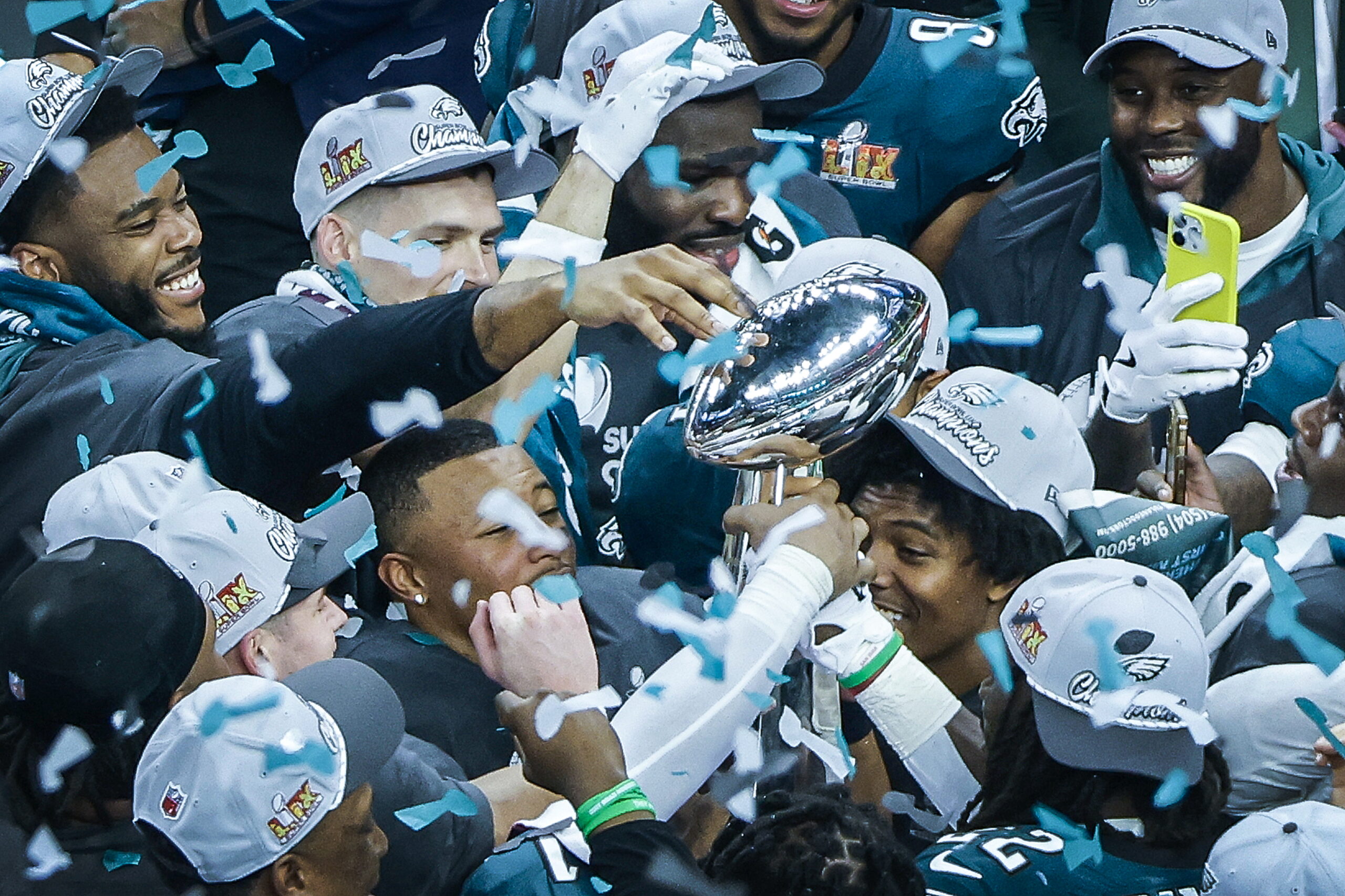 -FOTODELDIA- NUEVA ORLEANS (ESTADOS UNIDOS), 10/02/2025.- Los jugadores de los Philadelphia Eagles celebran con el trofeo Vince Lombardi su victoria ante los Kansas City Chiefs durante la Super Bowl disputada en el estadio Caesars Superdome de Nueva Orleans, Louisiana, Estados Unidos. EFE/CJ Gunther