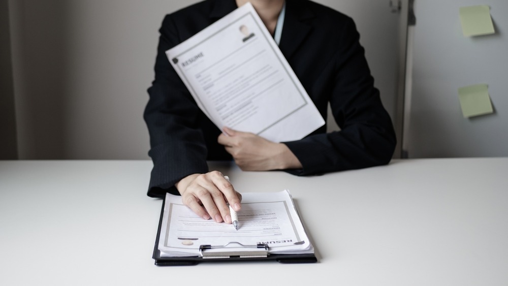 Buscar empleo tras un despido, con deudas o temor a referencias laborales genera incertidumbre; expertos señalan que la honestidad y la coherencia pesan más en la evaluación. (Foto, Prensa Libre: ShutterStock)